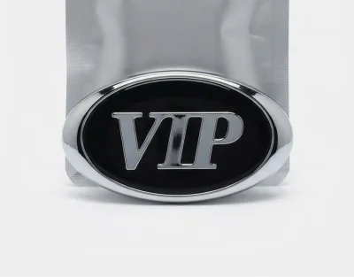شعار سيارة معدني بتصميم "VIP" أنيق وفاخر، مصمم بعناية فائقة ليضفي لمسة متميزة وراقية على المظهر الخارجي لسيارتك.