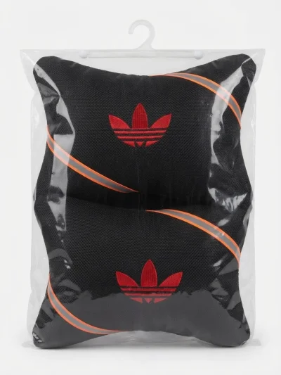 طقم مخدات رأس للسيارة باللون الأسود وتصميم رياضي أنيق يحمل شعار أديداس (Adidas) الأحمر مع خطوط عاكسة