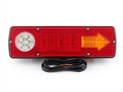 فانوس إضاءة خلفي أفقي متعدد الوظائف مزود بإضاءة LED ساطعة وإشارة تحذير على شكل سهم، لضمان رؤية فائقة وأمان متكامل أثناء القيادة.