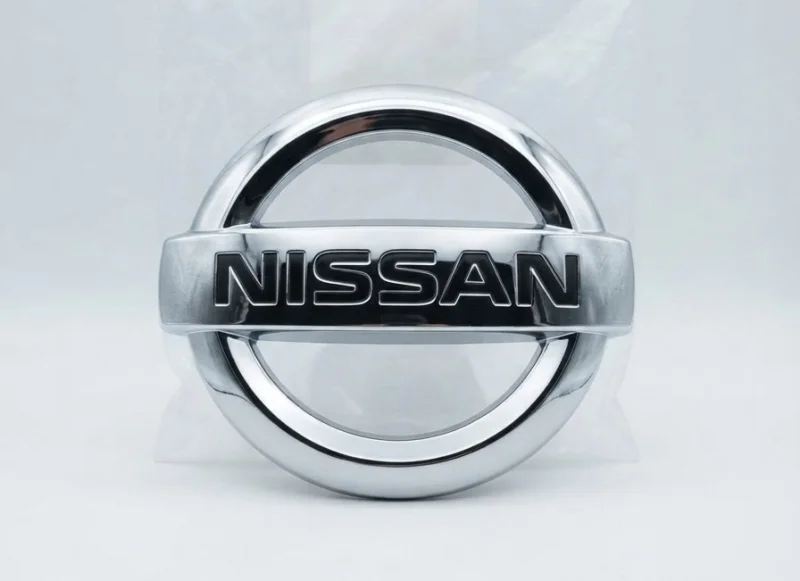 شعار نيسان (Nissan) المعدني الأصلي بتصميم أنيق ولامع، مصمم خصيصاً ليضفي لمسة فخمة