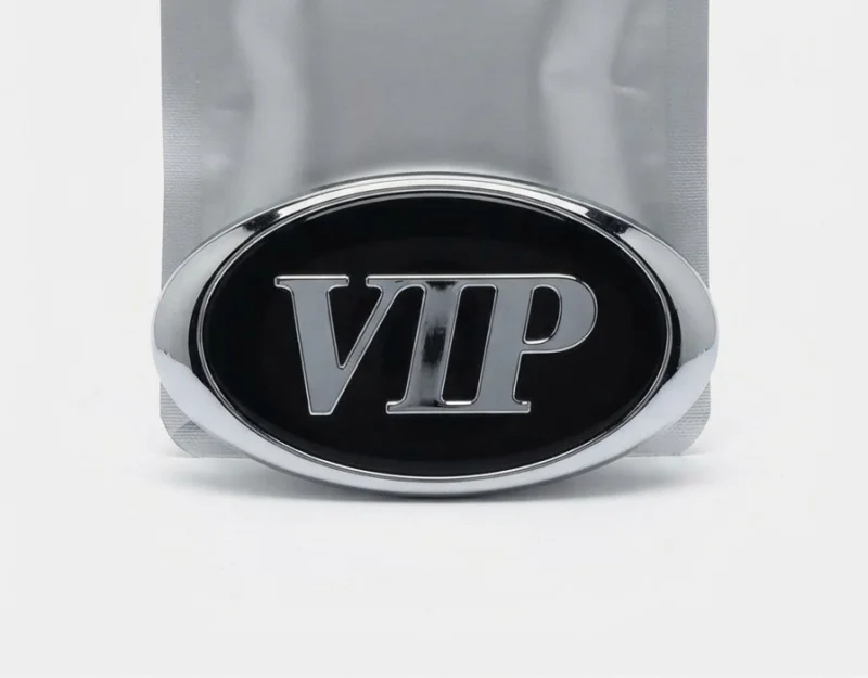 شعار سيارة معدني بتصميم "VIP" أنيق وفاخر، مصمم بعناية فائقة ليضفي لمسة متميزة وراقية على المظهر الخارجي لسيارتك.
