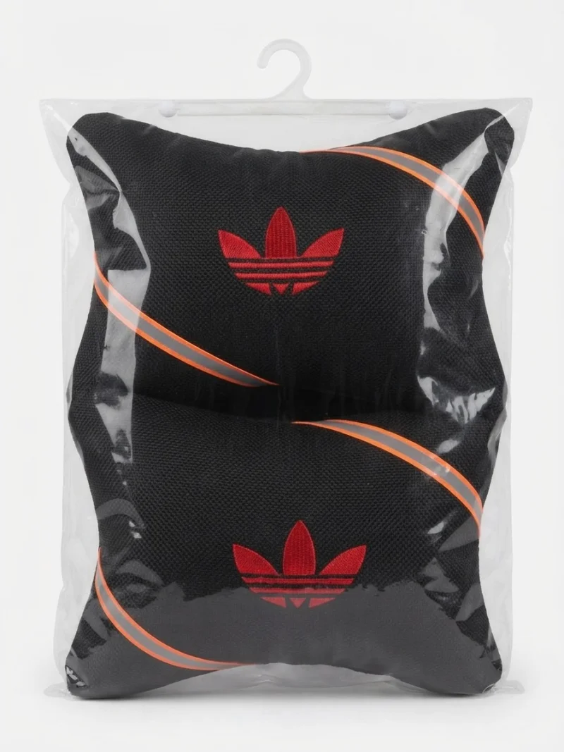 طقم مخدات رأس للسيارة باللون الأسود وتصميم رياضي أنيق يحمل شعار أديداس (Adidas) الأحمر مع خطوط عاكسة