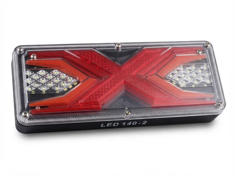 وحدة إضاءة خلفية LED احترافية موديل (LED 140-2) بتصميم حرف "X" هندسي متطور، توفر إضاءة فائقة الوضوح وأماناً متكاملاً للمركبات والشاحنات.